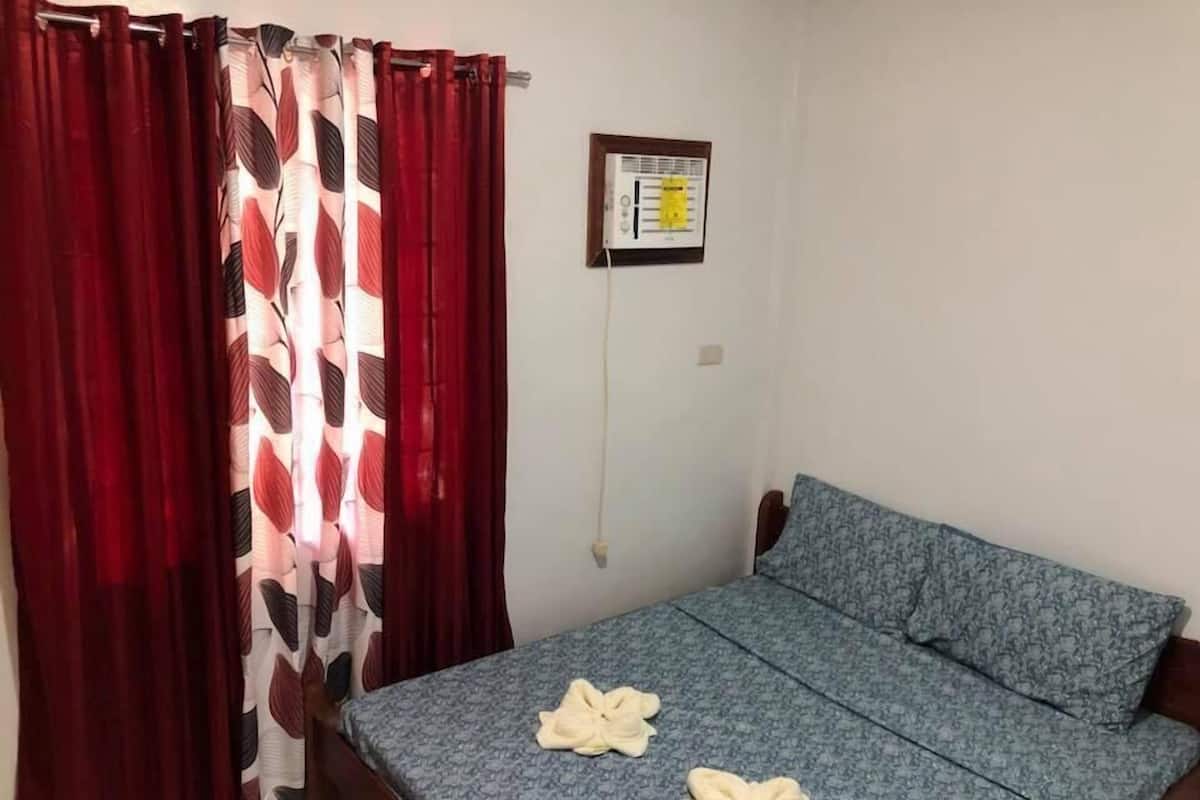Habitación Deluxe | Tabla de planchar con plancha, wifi gratis, ropa de cama