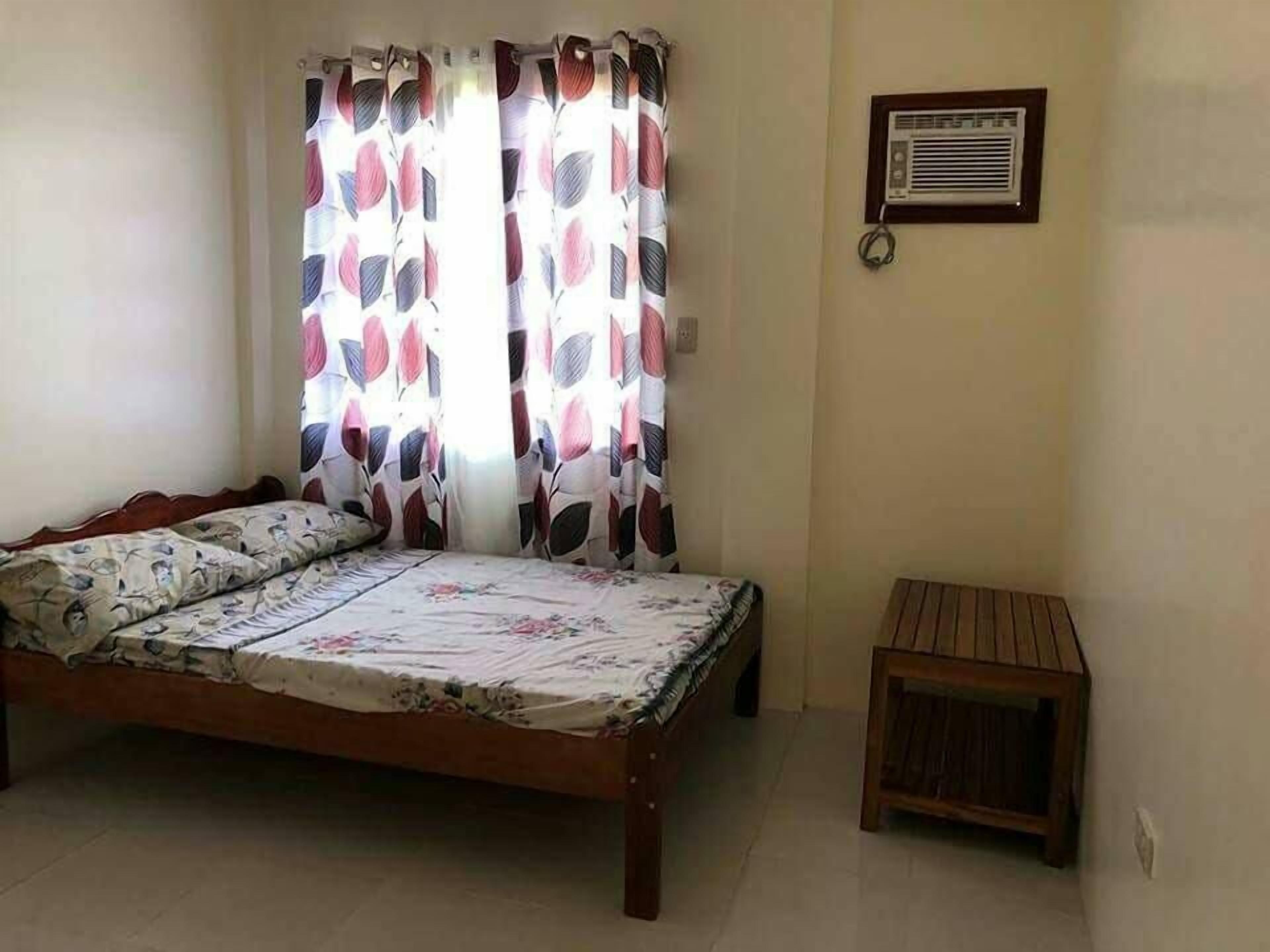 Tabla de planchar con plancha, wifi gratis y ropa de cama 