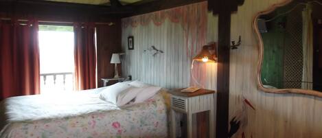 Romantische studio suite, uitzicht op tuin | Geluiddichte muren, gratis wifi, beddengoed