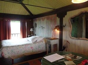 Romantic Studio Suite, Garden View