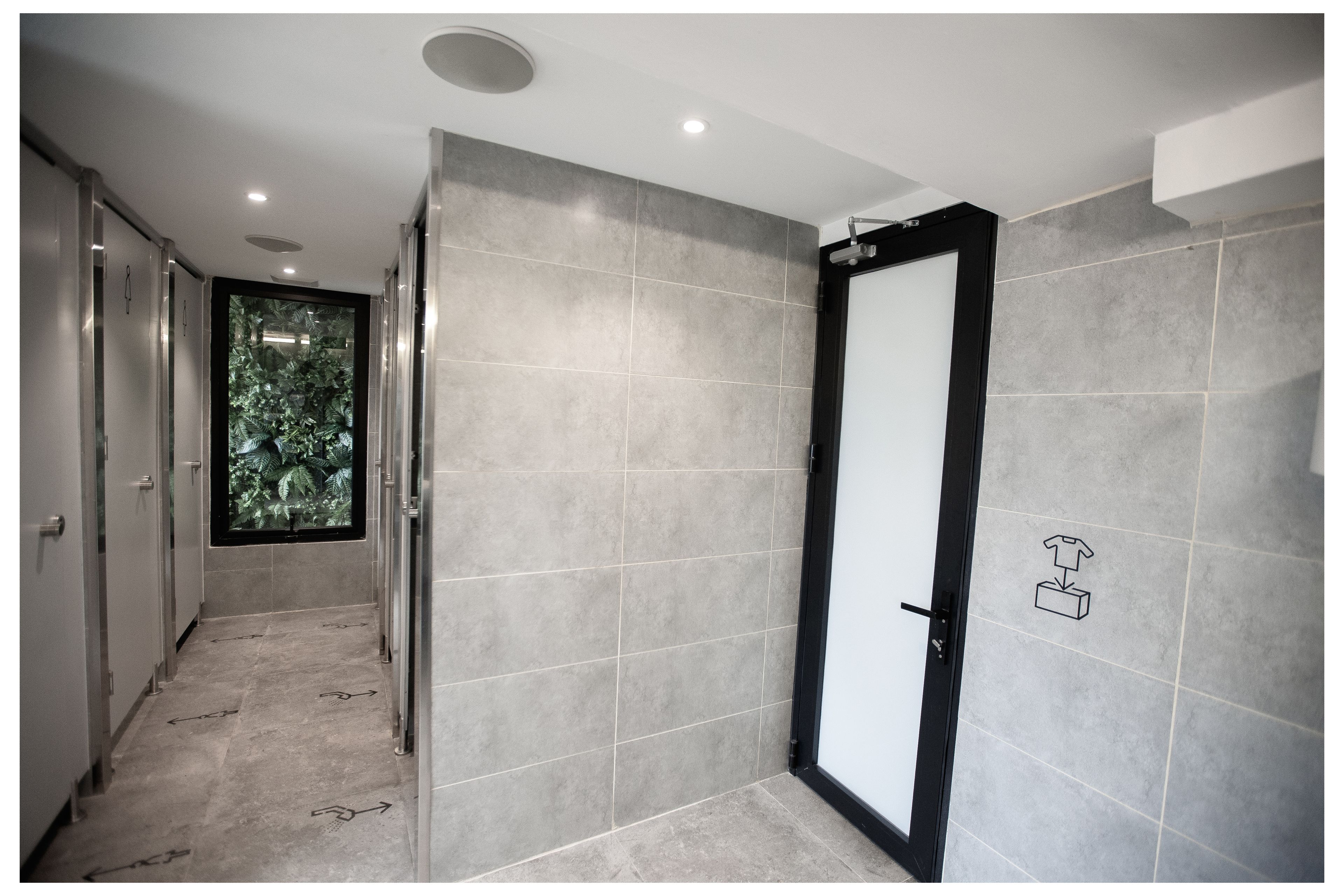 Felles sovesal, kun for menn (Single Capsule) | Bad | Dusj, toalettartikler (inkludert), hårføner og badekåper