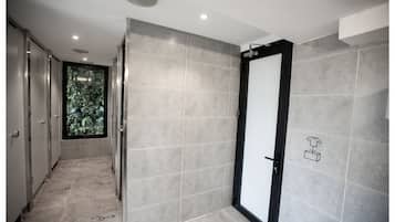 Felles sovesal, kun for menn (Single Capsule) | Bad | Dusj, toalettartikler (inkludert), hårføner og badekåper