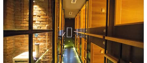 Espacio para trabajar con laptop, wifi gratis y ropa de cama