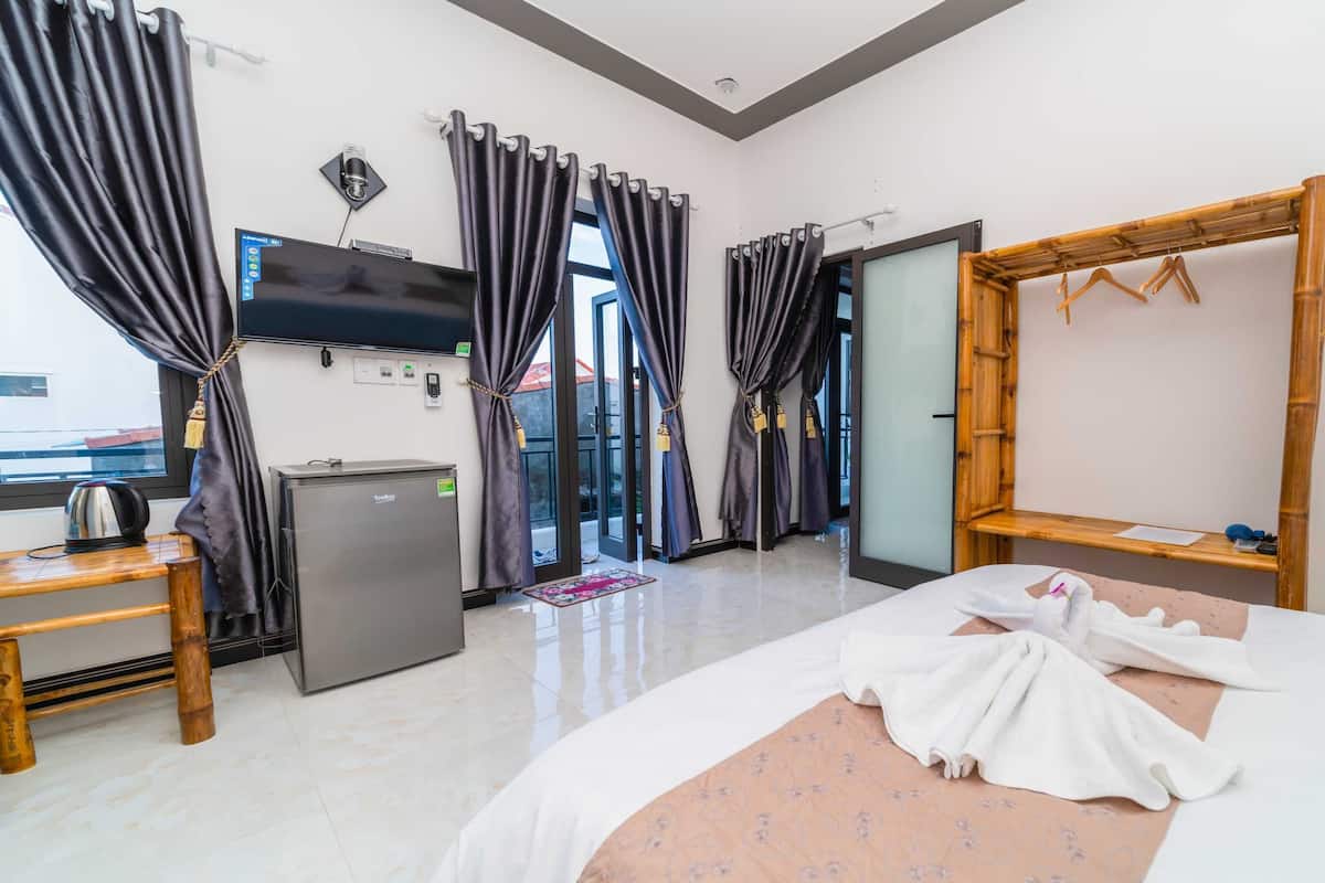 Family Double Room, 1 Bedroom | 1 bedroom, minibar, desk, laptop workspace
