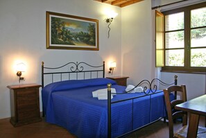 Individually decorated, individually furnished, desk, cots/infant beds - Il Carpignone (Massa Marittima)