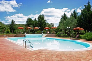 Piscine extérieure (ouverte en saison)