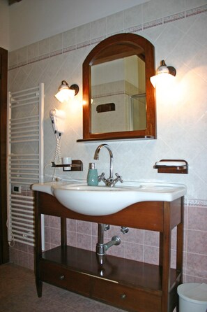 Douche, sèche-cheveux, bidet, serviettes fournies