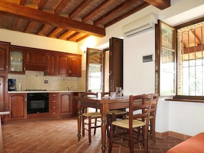 Familienapartment, 2 Schlafzimmer, Gartenblick | Wohnzimmer | Flachbildfernseher