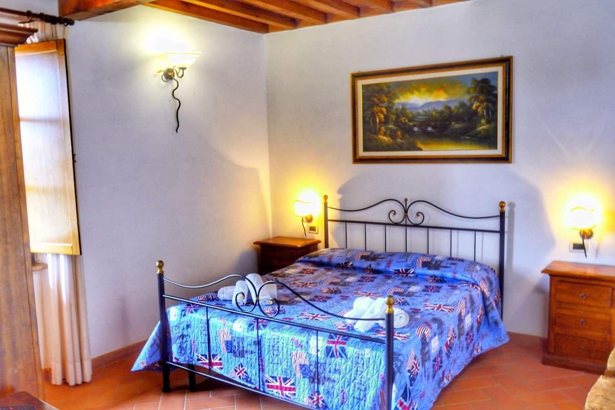 Escritorio, cunas, decoración personalizada y muebles diferentes 