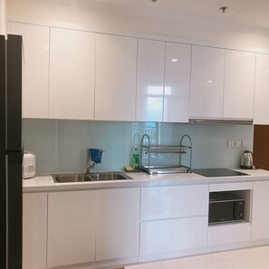 Kühlschrank, Mikrowelle, Herdplatte, Reiskocher