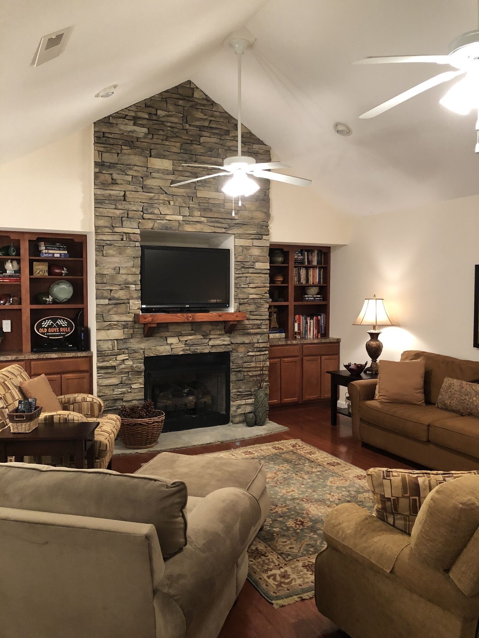 TV connectée, cheminée, livres