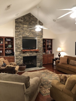 تلفزيون ذكي، مدفأة، كُتُب