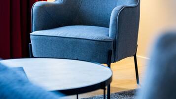 Habitación doble superior | Decoración personalizada, muebles diferentes y escritorio