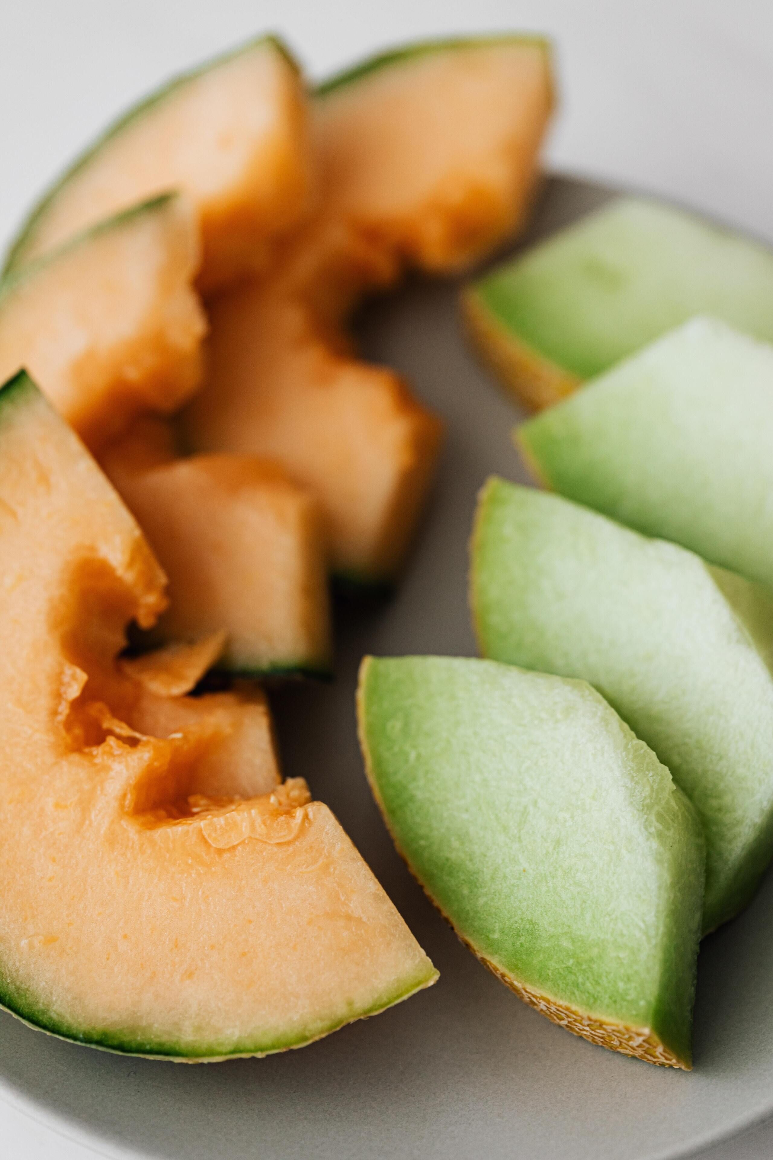 Une assiette contenant plusieurs tranches de melon cantaloup.
