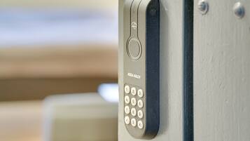 Primer plano de un teclado de puerta con la etiqueta "ASSA ABLOY", que indica una característica de seguridad.