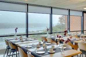 Tägliches Frühstücksbuffet gegen Gebühr