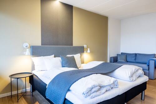 Habitación cuádruple Deluxe, balcón | Decoración individual, mobiliario individual, escritorio