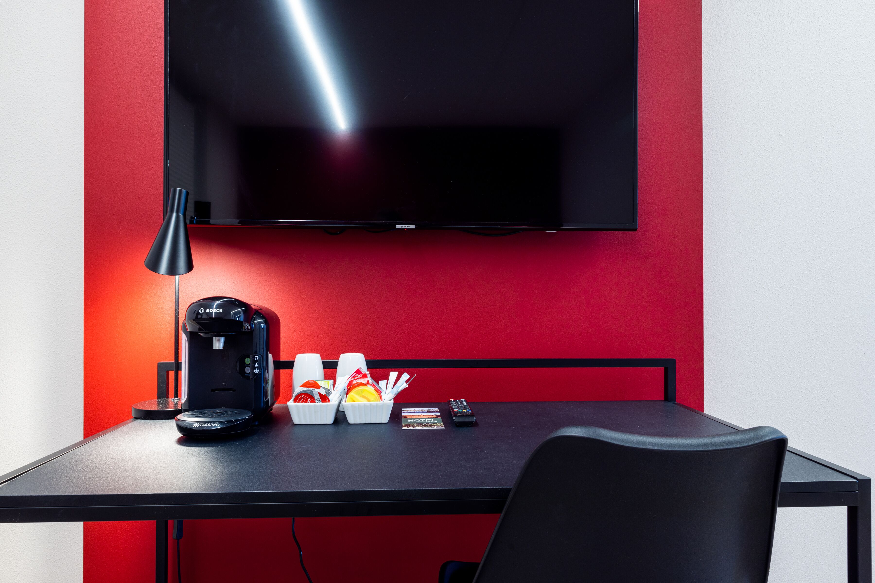 superior double room | 1 bedroom, individually decorated, individually furnished, desk