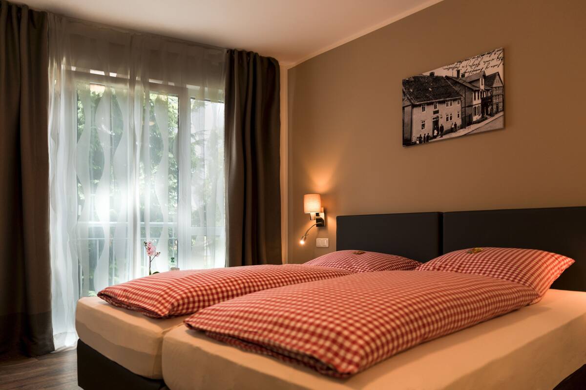 Minibar, safe på rommet, skrivebord og blendingsgardiner