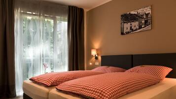 Minibaari, tallelokero huoneessa, työpöytä, pimennysverhot