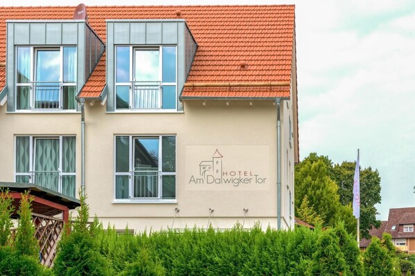 Un edificio de dos pisos con un letrero que indica Hotel Am Dalwigker Tor.