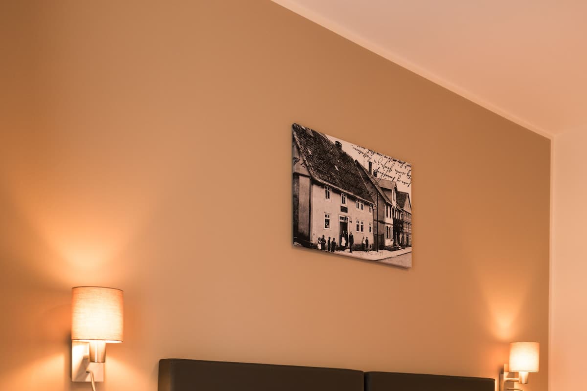 Minibar, Zimmersafe, Schreibtisch, Verdunkelungsvorhänge