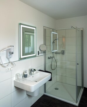 Douche, articles de toilette gratuits, sèche-cheveux
