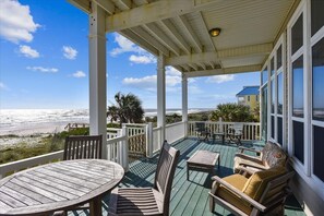 Outdoor dining - LET AN IRISH SEABREEZE WISK YOUR CARES AWAY! (St. George Island)