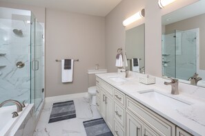 وحدات دش مع أحواض استحمام، حوض استحمام بنظام ضخ المياه، مجففات شعر