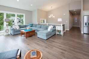 تلفزيون ذكي، مدفأة، مشغل دي في دي، كُتُب