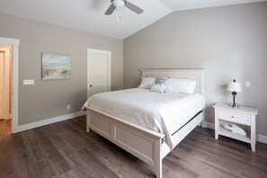 4 عدّة غرف نوم ومكتب ومكواة/لوح كي وسرير سفر