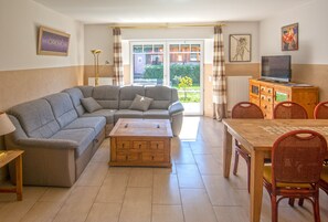 Familieleilighet | Oppholdsrom | En 110-centimeters Flatskjerm-TV med Parabol-TV samt TV