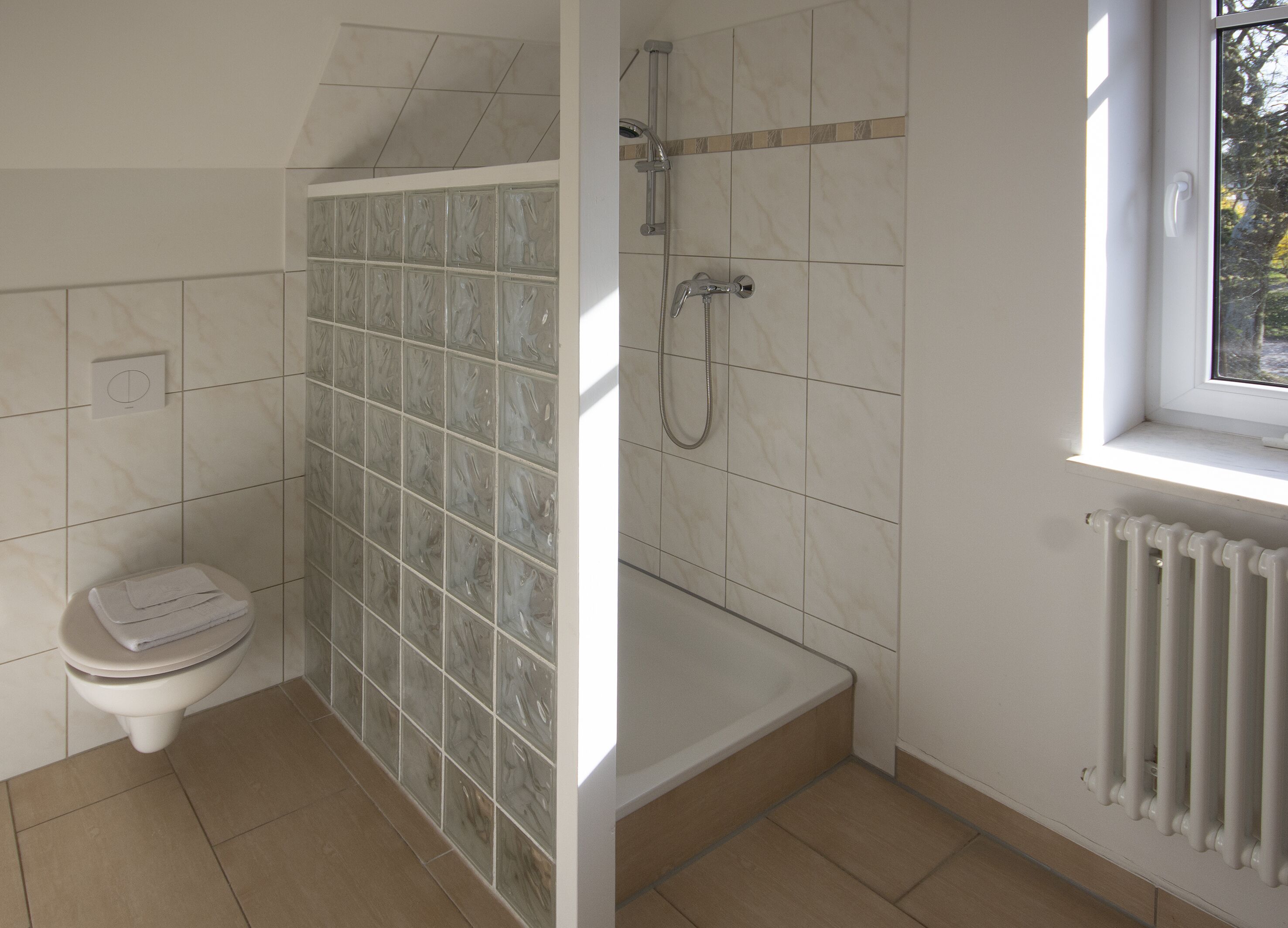 Un baño con inodoro, ducha y bañera.