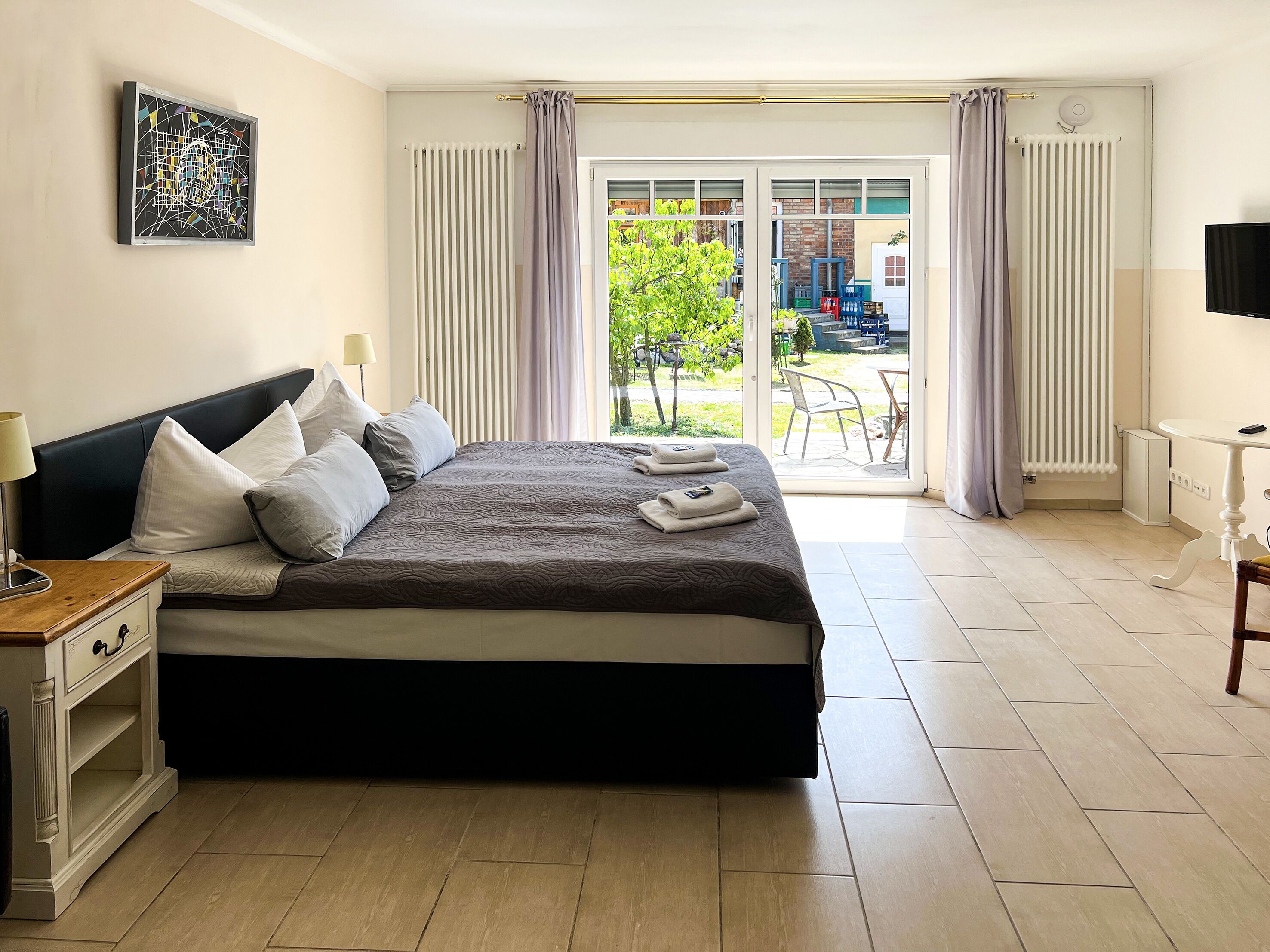 comfort suite | living area | 110-cm flat-screen tv with satellite channels, tv