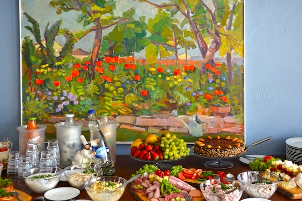 Frukostbuffé varje dag (EUR 14.50 per person)