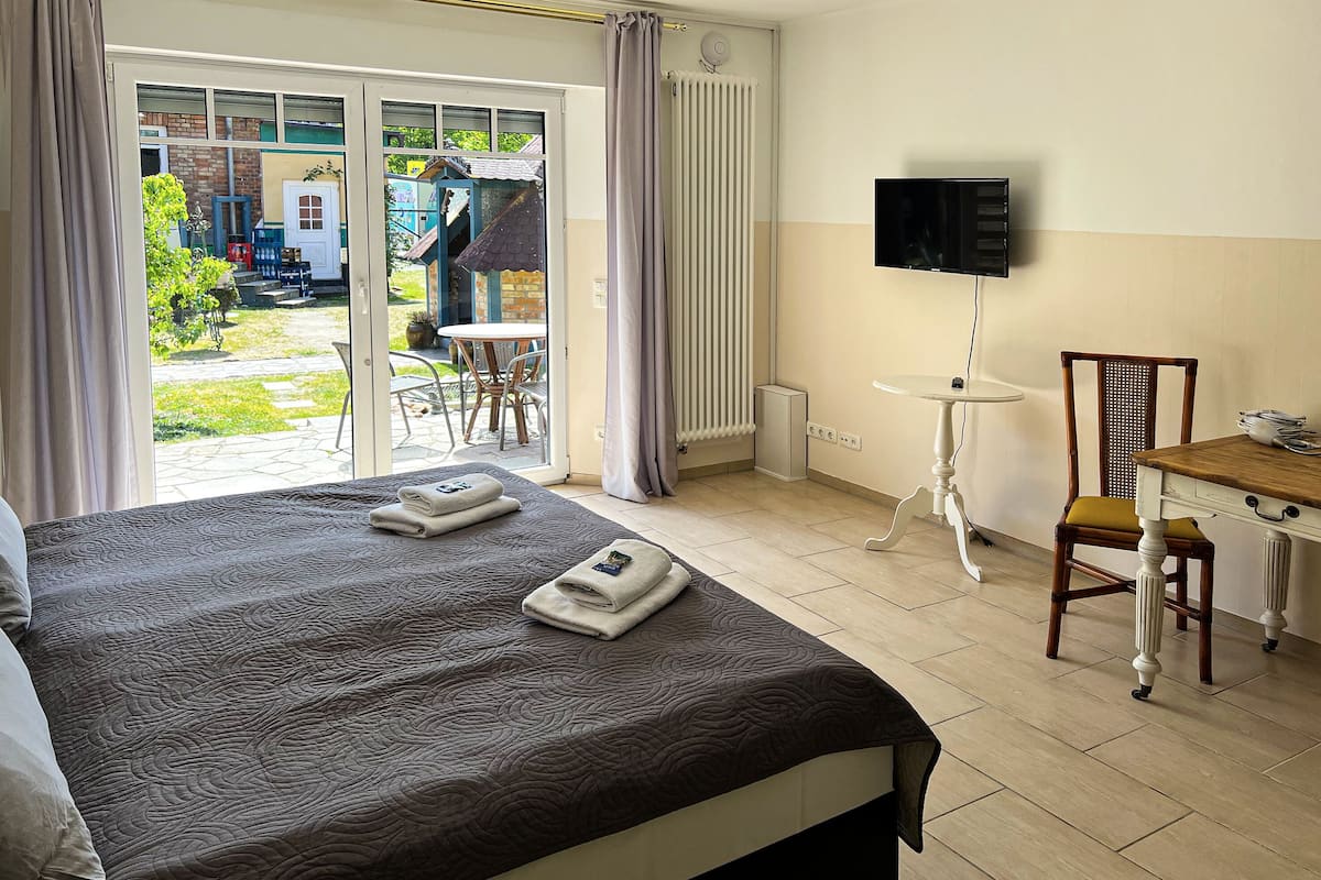 comfort suite | living area | 110-cm flat-screen tv with satellite channels, tv