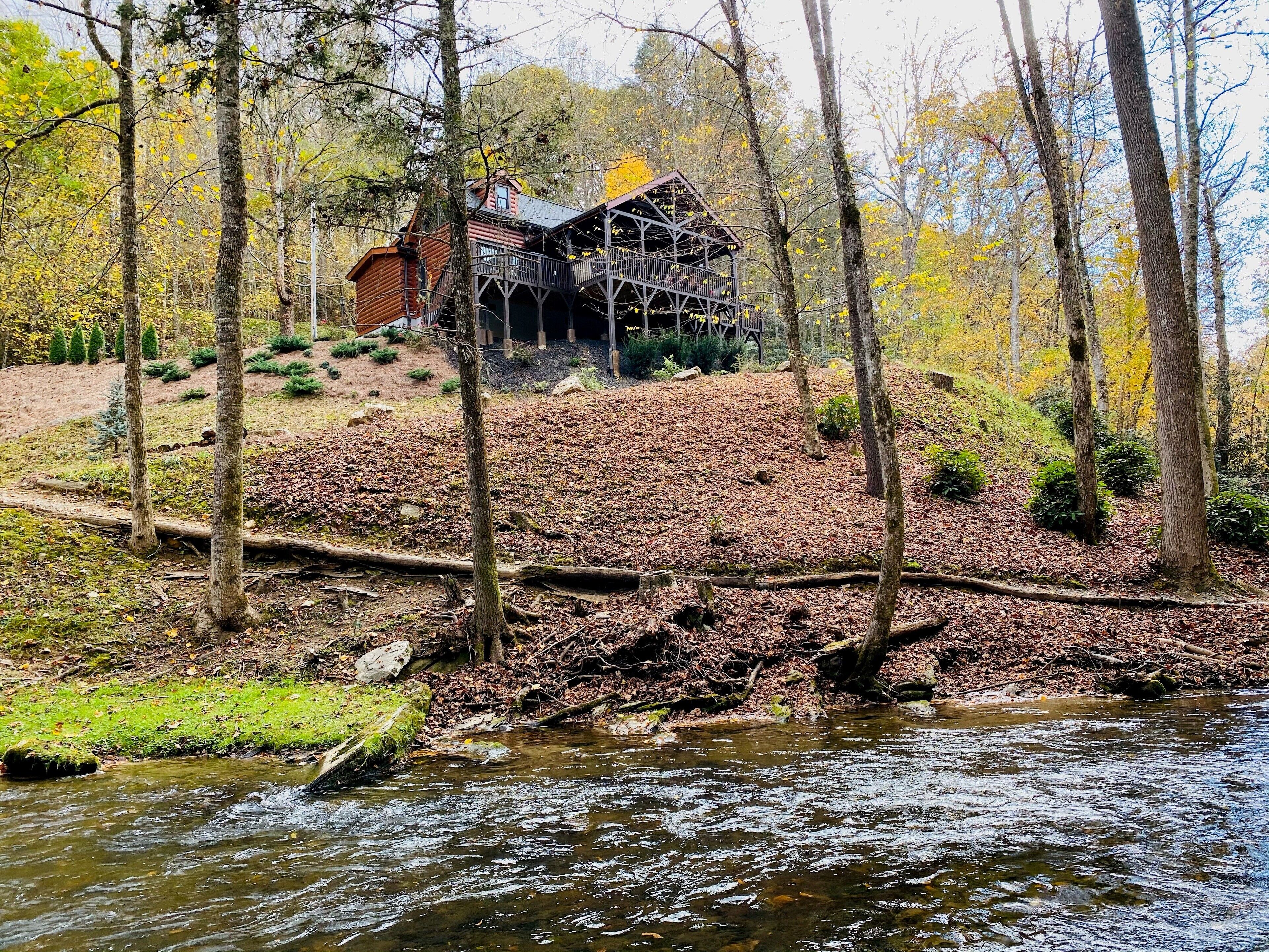 Luxury Log Cabin in Nantahala and close to Bryson City and NOC rafting!