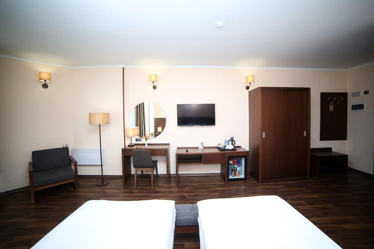 Standaard Twin kamer, uitzicht op zee | Een kluis op de kamer, een bureau, een laptopwerkplek