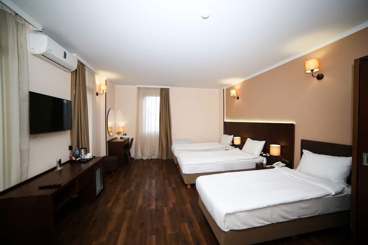 Standaard driepersoonskamer, uitzicht op de stad | Een kluis op de kamer, een bureau, een laptopwerkplek