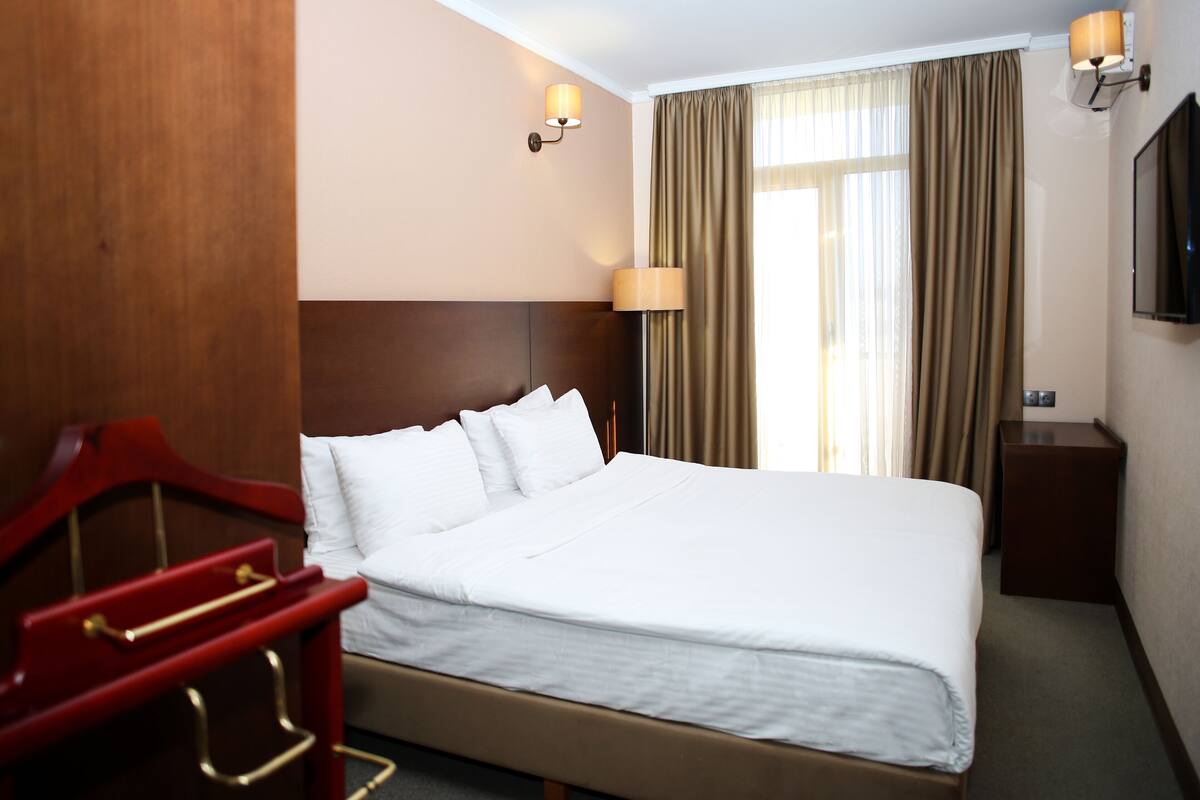 Standaard tweepersoonskamer, uitzicht op de stad | Een kluis op de kamer, een bureau, een laptopwerkplek