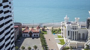 Un hotel frente al mar con estacionamiento, un paseo marítimo y vistas al océano.