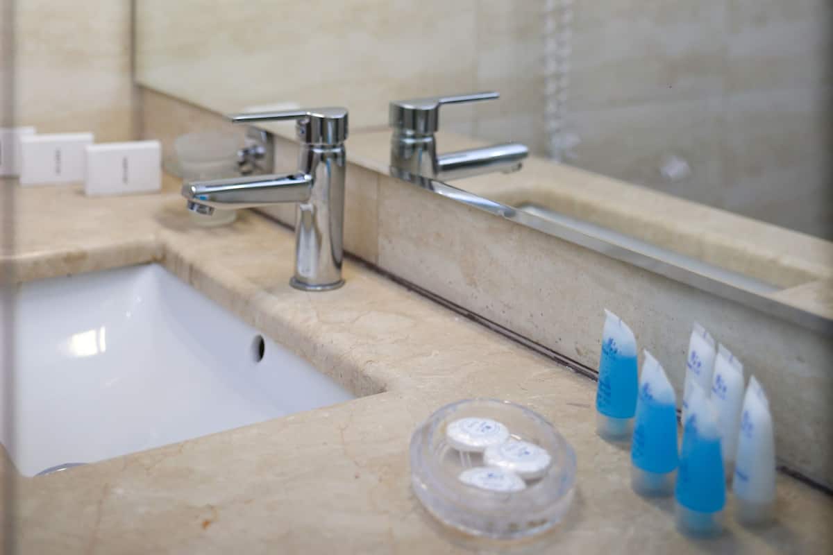 Een bad/douchecombinatie, gratis toiletartikelen, een haardroger