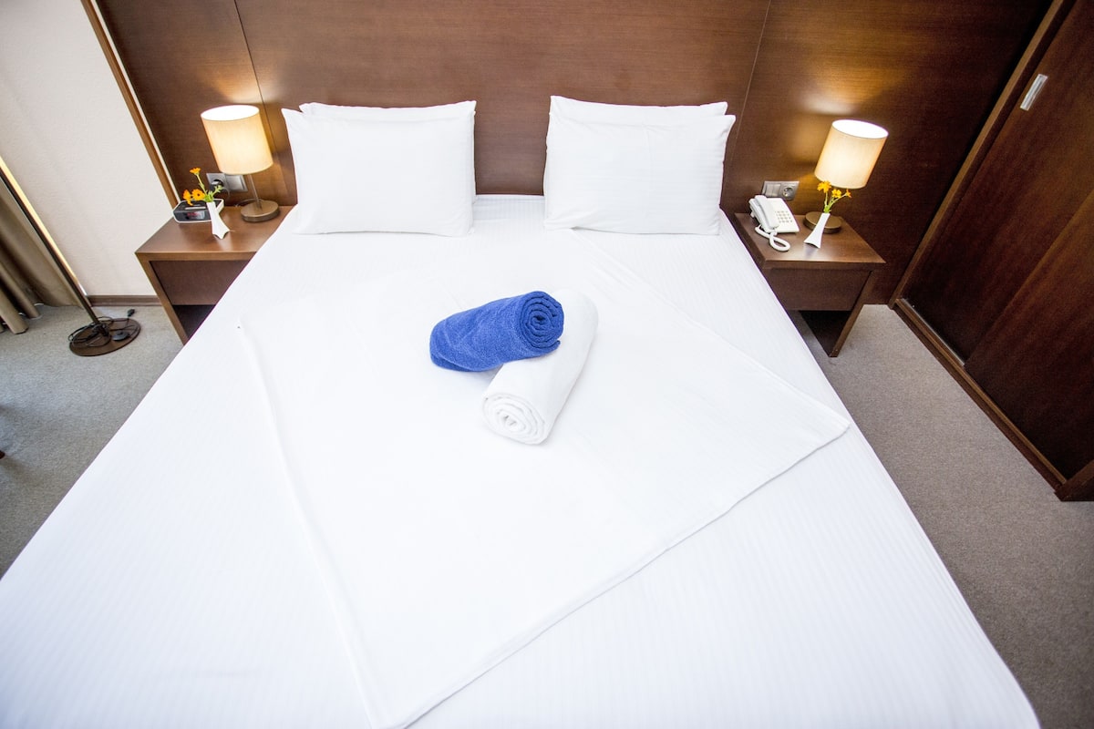 Standaard tweepersoonskamer, uitzicht op de stad | Een kluis op de kamer, een bureau, een laptopwerkplek