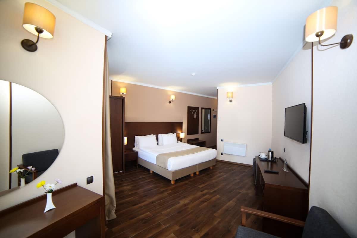 Standaard tweepersoonskamer, uitzicht op zee | Een kluis op de kamer, een bureau, een laptopwerkplek