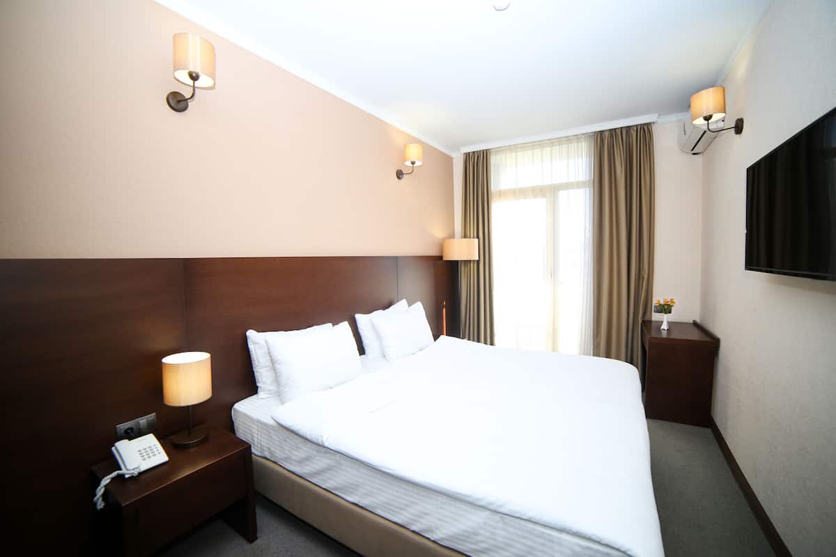 Familie suite, uitzicht op de stad | Een kluis op de kamer, een bureau, een laptopwerkplek