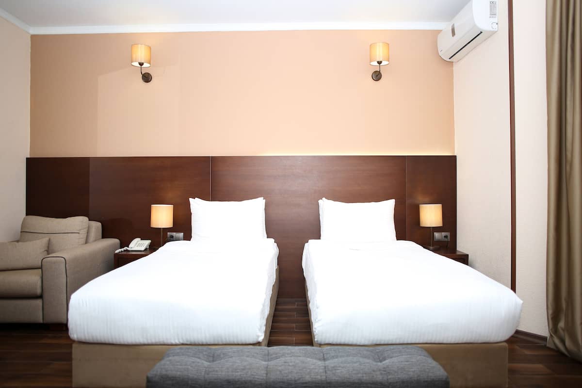 Standaard Twin kamer, uitzicht op zee | Een kluis op de kamer, een bureau, een laptopwerkplek