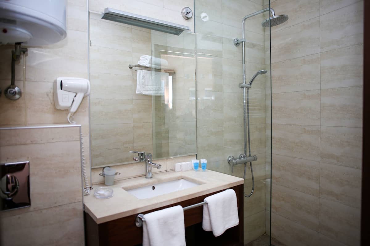 Een bad/douchecombinatie, gratis toiletartikelen, een haardroger