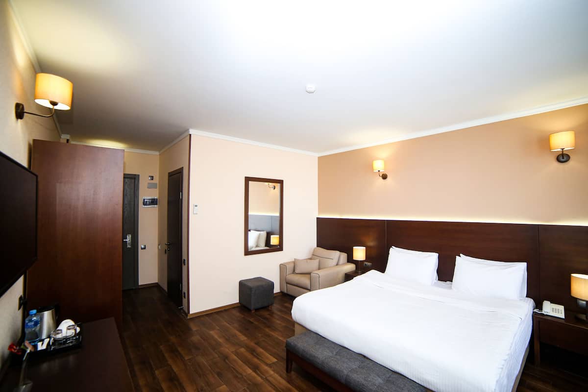 Standaard tweepersoonskamer, uitzicht op zee | Een kluis op de kamer, een bureau, een laptopwerkplek