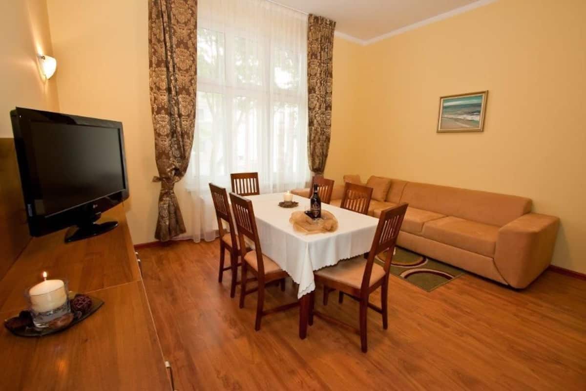 Family Apartment | Ruang tamu | TV skrin rata 