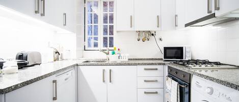 Cookware/dishes/utensils